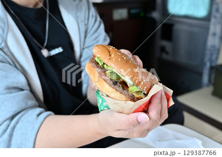 ソウルフードのハンバーガーを食べる　（キャンピングカーの車内より） 129387766