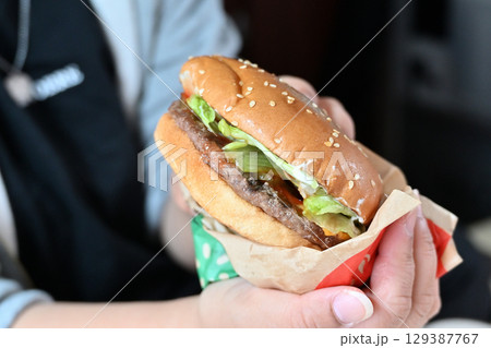 ソウルフードのハンバーガーを食べる　（キャンピングカーの車内より） 129387767