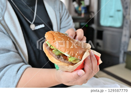 ソウルフードのハンバーガーを食べる (キャンピングカーの車内より) ソウルフードのハンバーガーを食べる (キャンピングカーの車内より) 129387770