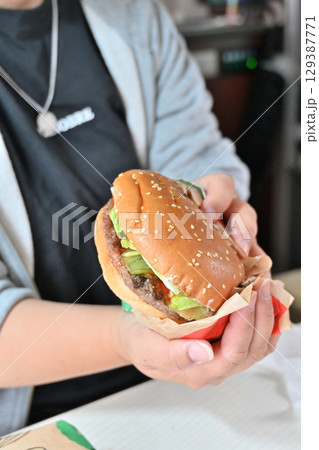 ソウルフードのハンバーガーを食べる　（キャンピングカーの車内より） 129387771