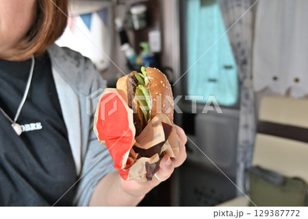 ソウルフードのハンバーガーを食べる　（キャンピングカーの車内より） 129387772