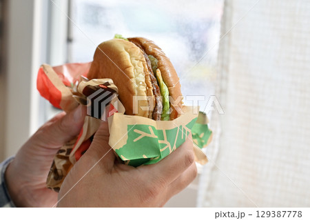 ソウルフードのハンバーガーを食べる　（キャンピングカーの車内より） 129387778