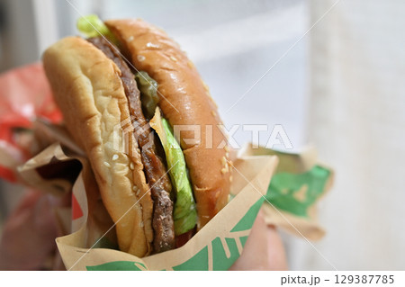 ソウルフードのハンバーガーを食べる　（キャンピングカーの車内より） 129387785