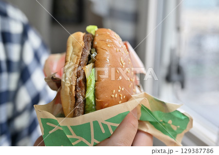 ソウルフードのハンバーガーを食べる (キャンピングカーの車内より) ソウルフードのハンバーガーを食べる (キャンピングカーの車内より) 129387786