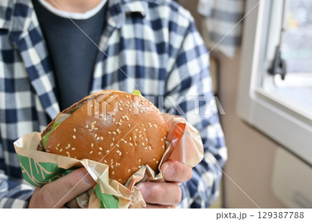 ソウルフードのハンバーガーを食べる　（キャンピングカーの車内より） 129387788