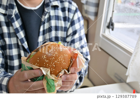 ソウルフードのハンバーガーを食べる　（キャンピングカーの車内より） 129387789