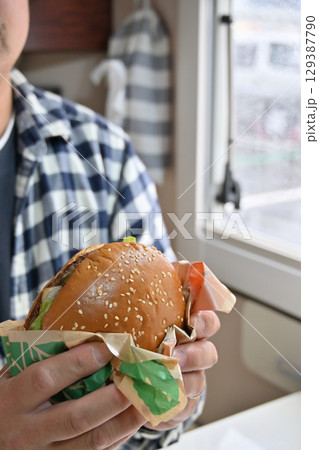 ソウルフードのハンバーガーを食べる　（キャンピングカーの車内より） 129387790