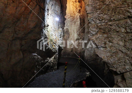 岡山県真庭市神庭の滝自然公園　神庭鬼の穴 129388179