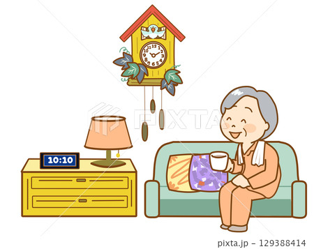 住居、リビングでくつろぐ高齢者 129388414