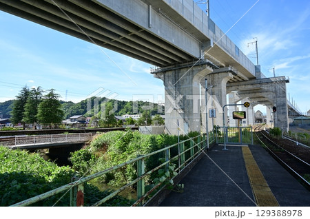 越前花堂駅（えちぜんはなんどう）越美北線のプラットホーム 129388978