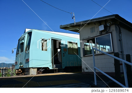 越前花堂駅・越美北線に停車中のキハ120-202 越前花堂駅・越美北線に停車中のキハ120-202 129389074