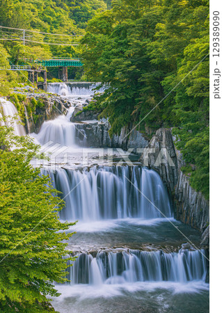 富士急行線と田原の滝の絶景 129389090