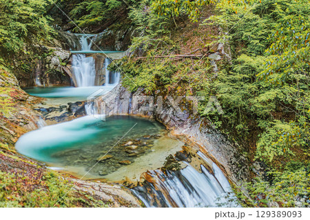 清らかな水が流れる西沢渓谷の七ツ釜五段の滝 129389093