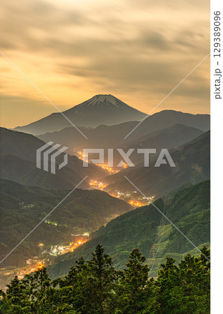 富士山を望む幻想的な山間の灯り 129389096