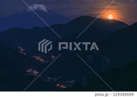 谷間を照らす満月と富士山の夜景 129389099