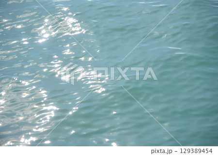 ゆらめく水面 129389454