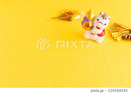 2026年午年の干支　年賀状素材　黄色い和紙背景 129389585