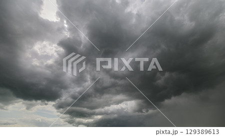 The Dramatic Cloudy Sky That Precedes an Imminent Storm Approaches with Intensity and Gloom 129389613