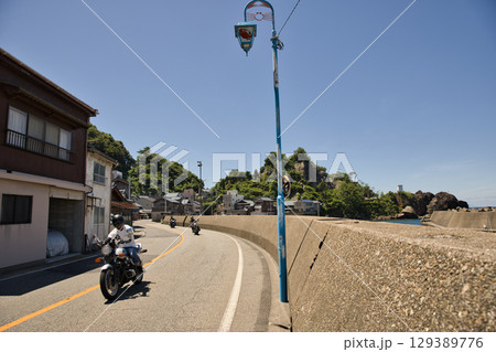 福井県越前海岸をツーリングするバイクたち2 129389776