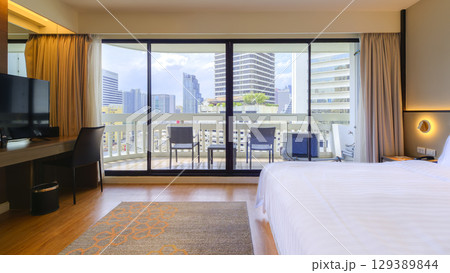タイ・バンコク中心部の景色を望むバルコニー付きのホテル客室 / Bangkok, Thailand タイ・バンコク中心部の景色を望むバルコニー付きのホテル客室 / Bangkok, Thailand 129389844