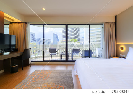 タイ・バンコク中心部の景色を望むバルコニー付きのホテル客室 / Bangkok, Thailand 129389845