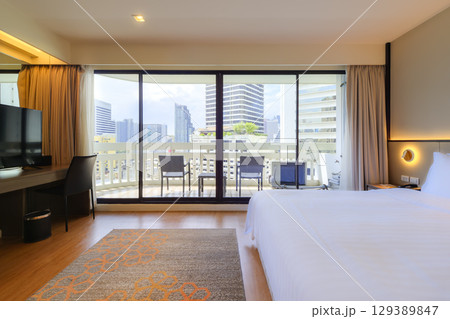 タイ・バンコク中心部の景色を望むバルコニー付きのホテル客室 / Bangkok, Thailand タイ・バンコク中心部の景色を望むバルコニー付きのホテル客室 / Bangkok, Thailand 129389847