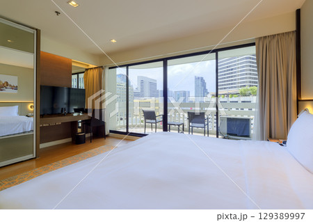 タイ・バンコク中心部の景色を望むバルコニー付きのホテル客室 / Bangkok, Thailand タイ・バンコク中心部の景色を望むバルコニー付きのホテル客室 / Bangkok, Thailand 129389997