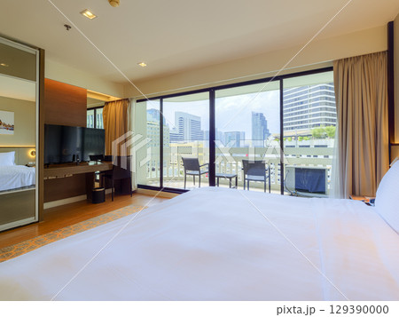 タイ・バンコク中心部の景色を望むバルコニー付きのホテル客室 / Bangkok, Thailand 129390000