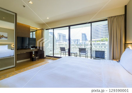 タイ・バンコク中心部の景色を望むバルコニー付きのホテル客室 / Bangkok, Thailand タイ・バンコク中心部の景色を望むバルコニー付きのホテル客室 / Bangkok, Thailand 129390001