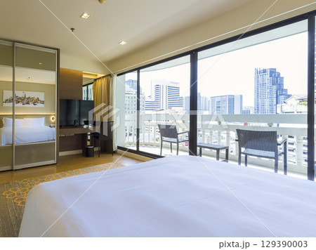 タイ・バンコク中心部の景色を望むバルコニー付きのホテル客室 / Bangkok, Thailand 129390003