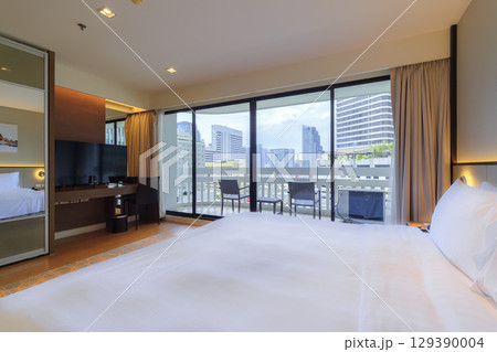 タイ・バンコク中心部の景色を望むバルコニー付きのホテル客室 / Bangkok, Thailand タイ・バンコク中心部の景色を望むバルコニー付きのホテル客室 / Bangkok, Thailand 129390004