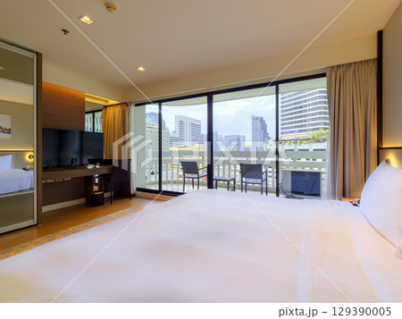 タイ・バンコク中心部の景色を望むバルコニー付きのホテル客室 / Bangkok, Thailand 129390005