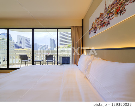 タイ・バンコク中心部の景色を望むバルコニー付きのホテル客室 / Bangkok, Thailand 129390025