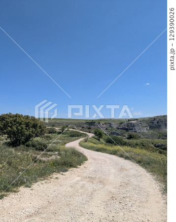 イタリア・ヨーロッパ田舎の自然風景|野原に続く白い小道と青空 イタリア・ヨーロッパ田舎の自然風景|野原に続く白い小道と青空 129390026