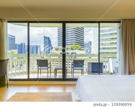 バルコニー付きホテルの客室から望むバンコク中心部の都市風景 / Bangkok, Thailand 129390059