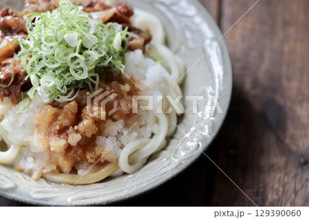 やちむんに盛り付けた牛すき肉と鬼おろしの冷やしぶっかけうどん やちむんに盛り付けた牛すき肉と鬼おろしの冷やしぶっかけうどん 129390060