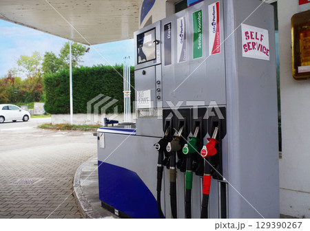 ガソリンスタンド 給油 自動車 セルフスタンド イタリア 129390267