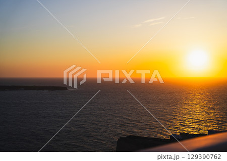 サントリーニ島のイアの美しい夕日 サントリーニ島のイアの美しい夕日 129390762