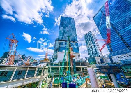 日本の東京都市景観8月8日。猛烈な暑さ…パイルドライバーなどの巨大重機がズラリ…。新章へ…＝渋谷 129390903