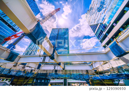 日本の東京都市景観8月8日。猛烈な暑さ…渋谷フクラスデッキ前に組まれた鉄骨…。新章へ…＝渋谷 129390930