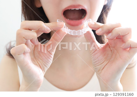マウスピースを装着する女性 マウスピースを装着する女性 129391160
