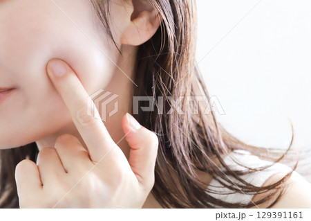 女性の肌　スキンケア 129391161