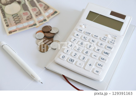計算機とお金　家計イメージ 129391163