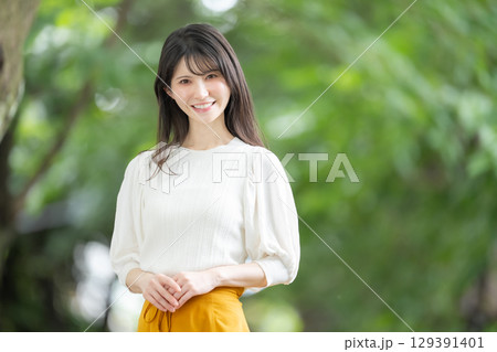 女性　新緑　緑　笑顔	 129391401