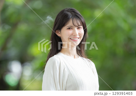 女性 新緑 緑 笑顔 女性 新緑 緑 笑顔 129391403