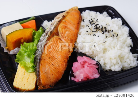 鮭弁当　和食 129391426