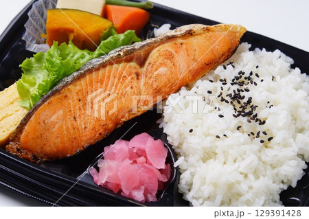 鮭弁当　和食 129391428
