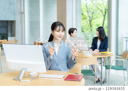 オフィスでスマホを使うビジネスウーマン 129391635