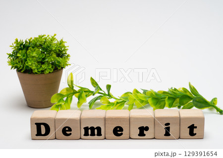 積み木とDemeritの文字タイトル 129391654