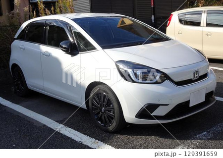 駐車場に停車する車(ホンダ・フィット 4代目) 駐車場に停車する車(ホンダ・フィット 4代目) 129391659